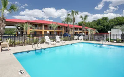 Photo 2 - Super 8 by Wyndham Defuniak Springs