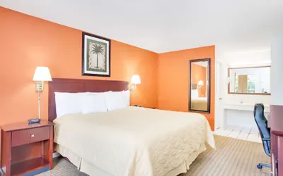 Photo 4 - Super 8 by Wyndham Defuniak Springs