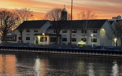 Photo 2 - Harbor Winds Hotel