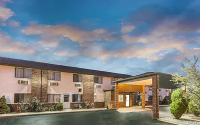 Photo 2 - Super 8 by Wyndham Bourbonnais/Kankakee Area