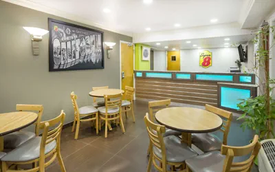 Photo 4 - Super 8 by Wyndham Fortuna