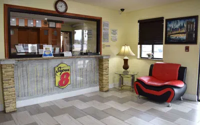 Photo 4 - Super 8 by Wyndham Newport News/Jefferson Ave.