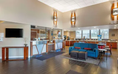 Photo 4 - Comfort Inn & Suites Redwood Country