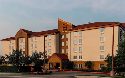 Photo 2 - Red Roof Inn PLUS+ Long Island - Garden City