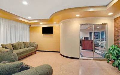 Photo 4 - Super 8 by Wyndham Milford/New Haven