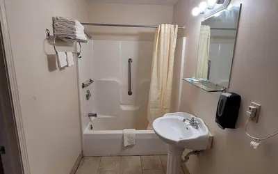 Photo 5 - Woodland Inn