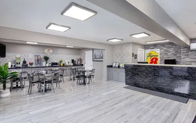 Photo 4 - Super 8 by Wyndham Nashville West