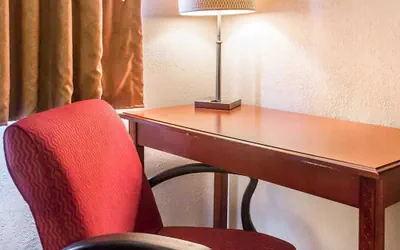 Photo 4 - Economy Inn & Suites