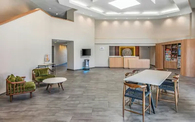 Photo 4 - Fairfield Inn & Suites by Marriott San Jose Airport