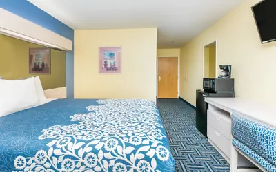 Photo 5 - Days Inn & Suites by Wyndham Pryor