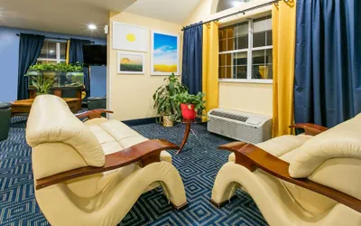 Photo 3 - Days Inn & Suites by Wyndham Pryor
