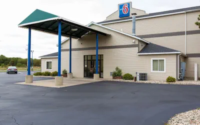Photo 2 - Motel 6 Baraboo, WI - Lake Delton