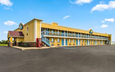 Photo 2 - Days Inn by Wyndham Fort Wayne