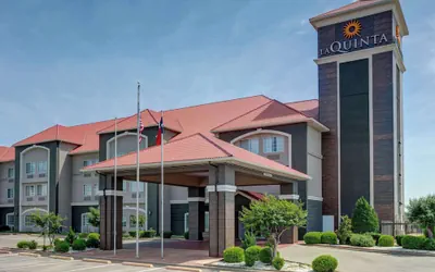 Photo 2 - La Quinta Inn & Suites by Wyndham Weatherford