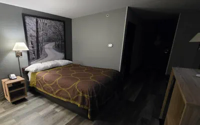 Photo 5 - Super 8 by Wyndham Cloverdale IN