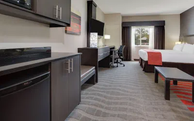 Photo 3 - Holiday Inn Express Hotel Naples Downtown - 5th Avenue
