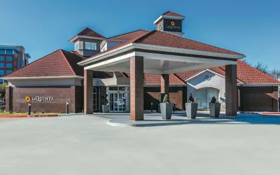Photo 2 - La Quinta Inn & Suites by Wyndham Dallas Plano West
