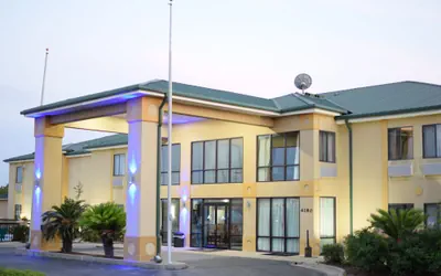 Photo 2 - Days Inn by Wyndham Montgomery
