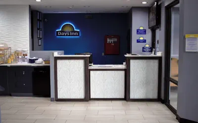 Photo 3 - Days Inn by Wyndham Montgomery