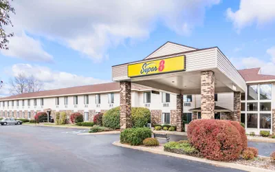 Photo 2 - Super 8 by Wyndham Wausau