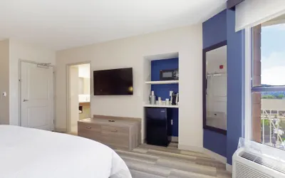 Photo 3 - Holiday Inn Express & Suites Phoenix - Tempe by IHG