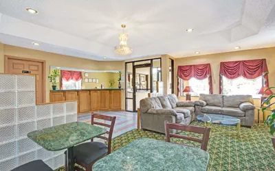 Photo 2 - Travelodge by Wyndham Forest Park Atlanta South