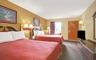 Photo 4 - Travelodge by Wyndham Forest Park Atlanta South