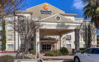 Photo 2 - Comfort Inn & Suites Texas Hill Country