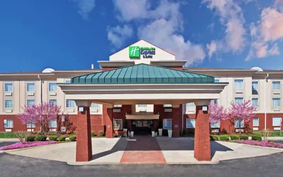 Photo 2 - Holiday Inn Express & Suites Manchester by IHG