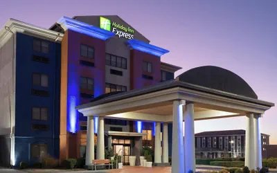 Photo 2 - Holiday Inn Express & Suites Midwest by IHG