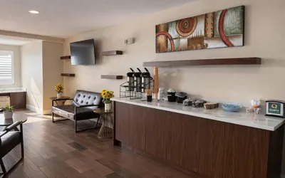 Photo 5 - Econo Lodge Inn & Suites Santa Rosa South