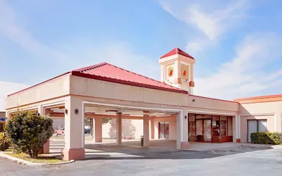 Photo 2 - Super 8 by Wyndham Plainview