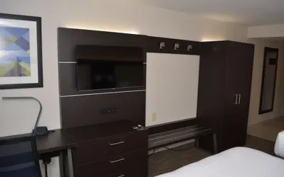 Photo 4 - Holiday Inn Express & Suites Waterville - North by IHG