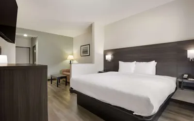 Photo 2 - Quality Suites Tulsa I-44