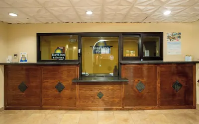 Photo 3 - Days Inn & Suites by Wyndham Houston North/Aldine