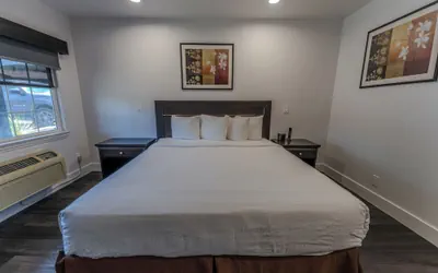 Photo 4 - Monterey Surf Inn