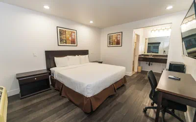 Photo 3 - Monterey Surf Inn
