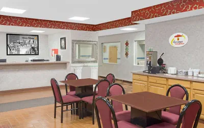 Photo 2 - Super 8 by Wyndham Three Rivers