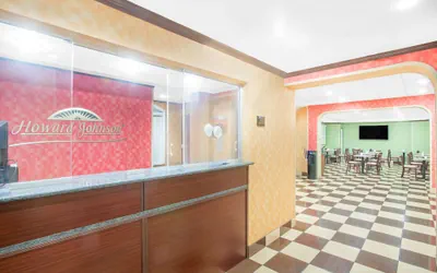 Photo 2 - Howard Johnson by Wyndham North Bergen