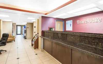 Photo 3 - Travelodge by Wyndham Romulus Detroit Airport