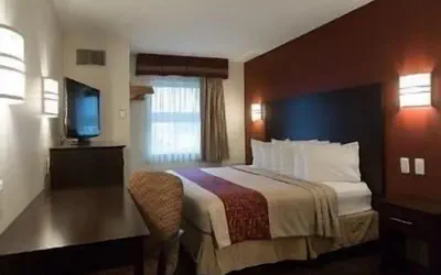 Photo 4 - Travelodge by Wyndham Romulus Detroit Airport
