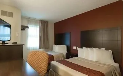 Photo 5 - Travelodge by Wyndham Romulus Detroit Airport