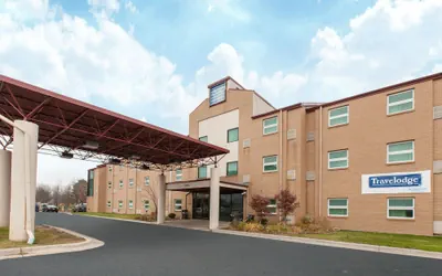 Photo 2 - Travelodge by Wyndham Romulus Detroit Airport