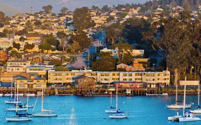 456 Embarcadero Inn & Suites