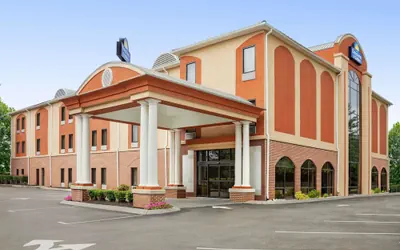 Photo 2 - Days Inn & Suites by Wyndham Murfreesboro I-24 East