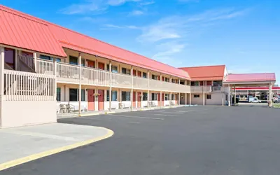 Photo 2 - Econo Lodge Miles City I-94