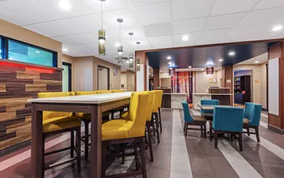Photo 2 - La Quinta Inn & Suites by Wyndham Jamestown