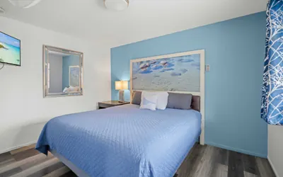 Photo 4 - Bluebird Day Inn & Suites