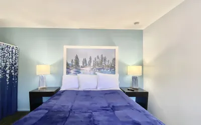 Photo 3 - Bluebird Day Inn & Suites