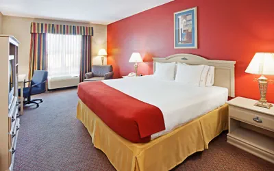 Photo 4 - Holiday Inn Express & Suites London by IHG